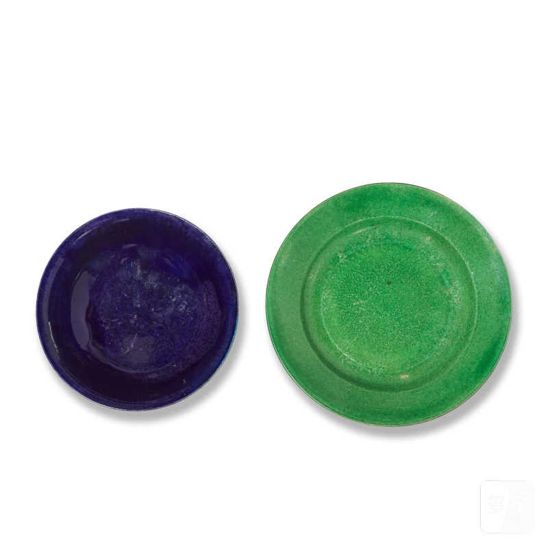 清康熙 茄皮紫釉蓮紋盌及綠釉盤 | AN AUBERGINE-GLAZED 'LOTUS' BOWL AND A BISCUIT GREEN-GLAZED DISH